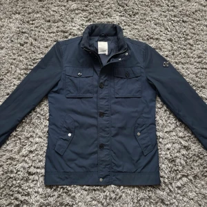 J Lindberg field jacket - Säljer den sällsynta j Lindberg field jacketen i mycket bra skick!⭐️STORLEK: XS vilket gör den sällsynt!👍Nypriset ligger på 4000kr hör gärna av er om ni har funderingar!🙌