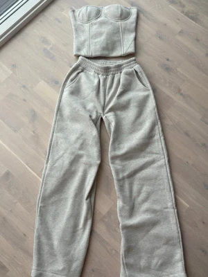 Mjukisset med korsett topp, storlek xs  - Fint mjukisset med mjukisbyxor och en vaddad korsett topp! Aldrig använd men dock har jag sytt ner byxorna och sömmarna har börjat gå upp! Men inga hål men kan behövas sys om☺️
