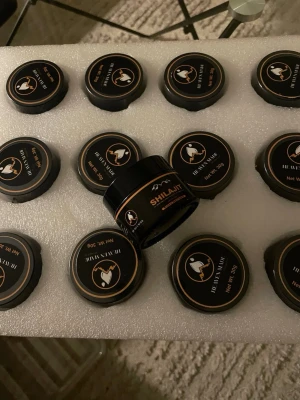 Äkta Shilajit 30G, KORT UTGÅNGSDATUM (mars) - Äkta Shilajit 30 g Bäst före-datum är i mars, men produkten går bra att använda 6-12 månader efter Men kan inte säljas via hemsida, därav det låga priset. Priser: • 1 st – 200 kr • 3 st – 500 kr Mängdrabatt kan diskuteras vid köp av fler. Jag skickar över hela Sverige (från 40 kr i frakt). Det går även bra att mötas upp i Helsingborg.  Shilajit •Ökar energi och uthållighet •Stödjer testosteronnivåer och vitalitet •Förbättrar fokus och mental skärpa •Bidrar till snabbare återhämtning •immunförsv