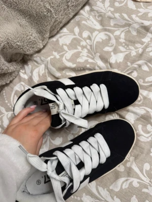 Svarta sneakers med vit sula och detalj - Använda en gång