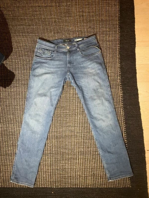 Replay anbass - Nästan helt nya replay anbass jeans. Nypris 1800kr, mitt pris 600kr. Knappt använda. W33 L30. Vid frågor tveka inte på att skriva 🤝