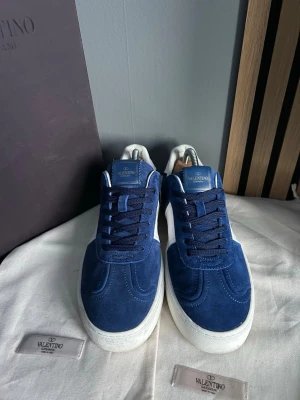 Valentino Flycrews 42  - Säljer dessa riktigt snygga Valentino Flycrews i färgen Royal blue. Dem är helt nya så skicket är 10/10. Allt og som finns på bilden medföljer vid köp! Priset är inte hugget i sten. Skriv vid fler frågor eller bilder