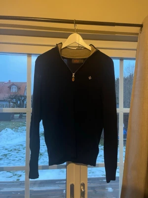 Morris half zip - En Snygg Morris half zip tröja. Passar både XS och S. Perfekt skick, ställ gärna frågor! 
