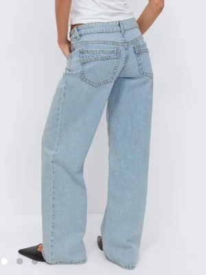  super lågmidjade  vida jeans från Gina tricot  - Super lågmidjade  vida jeans från Gina tricot som passar perfekt nu till våren för en Stockholmsstil look jag är 165cm men jeansen passar både längre och kortare innanför högra jeansfickan är en söm lite lös men det går inte att se eller märka av 