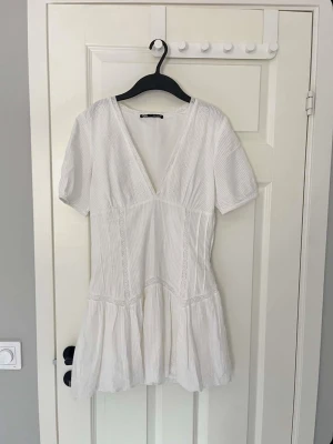 Studentklänning  - Asss fin klänning🤍🤍perfekt till student eller andra tillfällen 