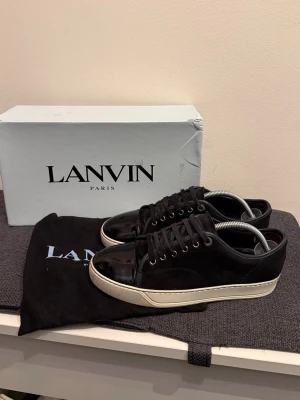 Lanvin - Boom‼️Jag säljer mina marinblå Lanvins i storlek 41/42 (uk6) i skick 8/10 | Ingår box och dustbag, kvitto finns | Nypris =5099 SEK, säljs för endast =2200 SEK - Först till kvarn! 🚨