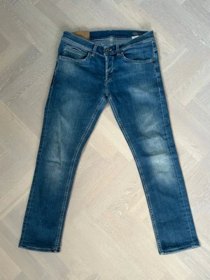 Dondup George Jeans - Tja säljer nu dessa riktigt snygga Dondup jeansen i storlek 32 där nypriset är cirka 4000kr och modellen är George, skick 9/10 vid minsta lilla fundering så är det bara att höra av sig!  Mvh Santén