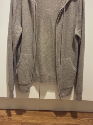 JOHN HENRIC KASHMIR TRÖJA  - Tjenare, säljer nu min kashmir tröja då den aldrig kommer till användning. Tröjan är använd runt 4 gånger och är aldrig tvättad. Tröjan är köpt i Helsingborg på väla. Pris går att diskutera. Med vänlig hälsning, Victor