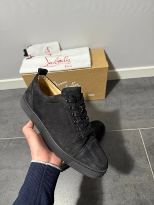 Christian Louboutin - Christian Louboutin svart, storlek 42 passar 43, skick 8/10, box dustbag nya snören samt kvitto medföljer vid köp, vid funderingar hör av er. 