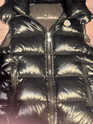 Moncler väst  - Säljer den för jag tröttnat typ helt ny pris inte ristat i sten 