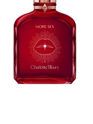 Charlotte Tilbury More Sex Parfym - Upptäck Charlotte Tilbury More Sex, en parfym i en lyxig röd glasflaska med guldiga detaljer och ett unikt läppmotiv. Flaskan har en elegant, rektangulär form och kommer i en matchande förpackning. Perfekt för dig som vill ha en doft med attityd och snygg design.