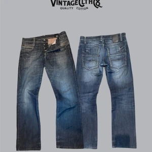 Vintage Jack & Jones jeans - Säljer ett par riktigt feta Jack n Jones jeans av äldre modell med feta fades💫|| Skick 9/10 || Modellen på bilden är 183 och sitter mycket bra || 32/32 ||Dem är raka i modellen👖|| Hör av er vid frågor!! Ni får snabba svar!✌🏼