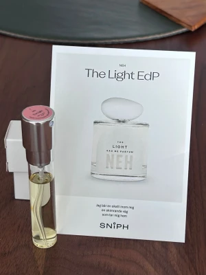 NEH The Light EdP 8 ml - Fräscht liten parfym av NEH The Light EdP med fruktiga och blommiga toner. Doften har inslag av mandarin, rabarber, plommon, rosépeppar, tonkaböna och cashmirträ. Från Sniph, endast testad.