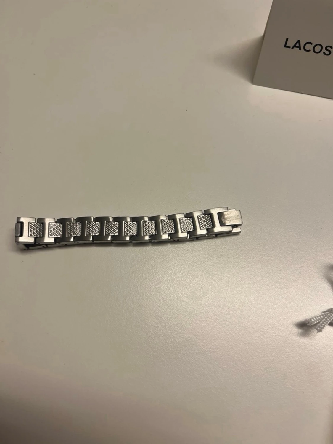Silverfärgat armband från Lacoste