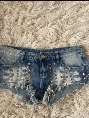 Superlågmidjade jeanshorts med nitar - Sååå fina! Midja ca 41,5 cm