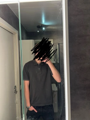 Massimo Dutti piké - En riktigt snygg fräsch piké från Massimo Dutti. Väldigt bra skick och passa till det mesta. Skriv vid frågor och kolla gärna in min profil för fler feta plagg!