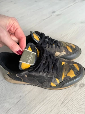 Valentino Garavani  - Stl 40. Motsvarar 41.  Snygga skor som har mycket kvar att ge ,  se bilder och fråga efter fler om ni behöver.  Bakkappor bra, ej nedtrampade el dyl. Skickar omgående