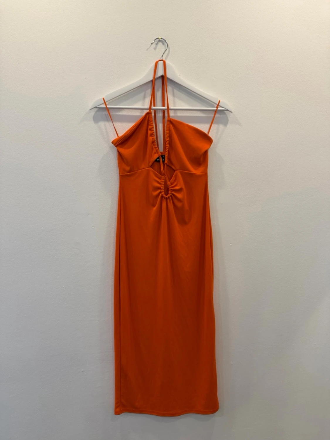 Orange halterneck klänning med cut-outs - 1