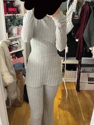 Grått loungewear-set SHEIN  - Mysigt tvådelat loungewear-set i ljusgrått med ribbad struktur. Materialet är mjukt och stretchigt.