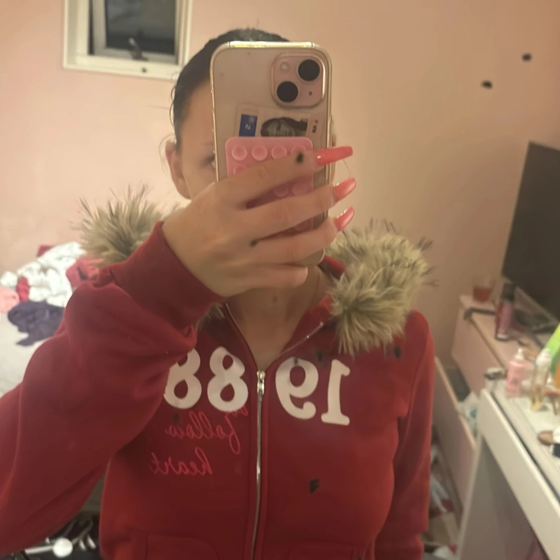 Röd hoodiejacka med fuskpäls - 2