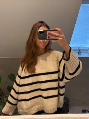 Stickad tröja  - Randig stickad tröja. Storlek M 💕💕💕