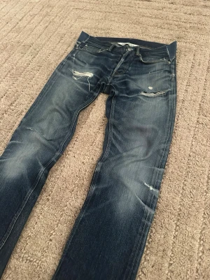 Our legacy jeans - selvedge med sjuka fades, rätt så bra skick finns nån slitning. Kom privat om du vill se. Längd 99cm midja 42-43