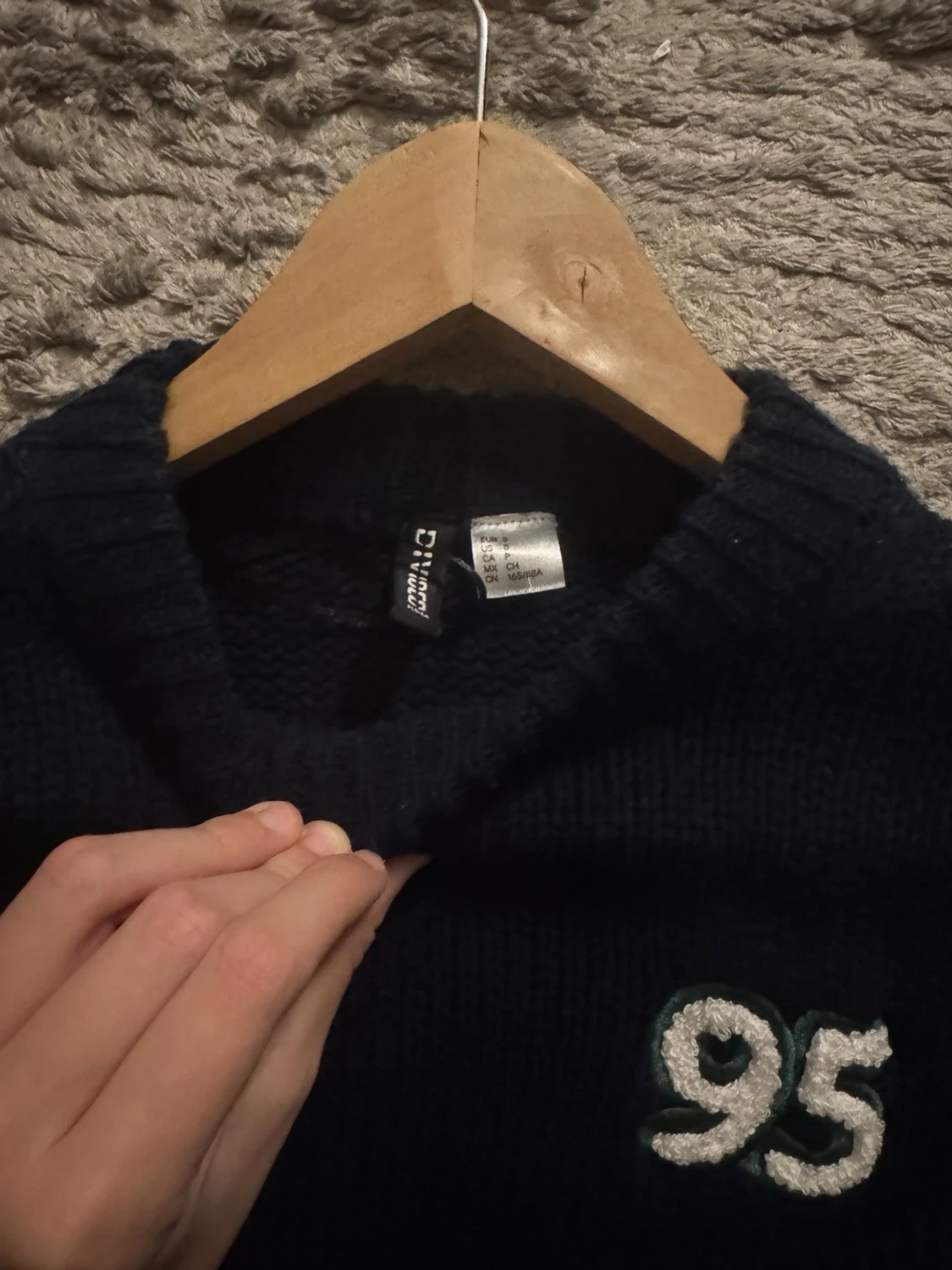 Mörkblå stickad tröja från Divided - 2