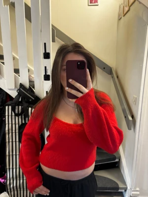 Röd croppad stickad tröja - Trendig röd stickad tröja med croppad passform och fyrkantig urringning. Långa ärmar och mjukt material som känns skönt mot huden. Perfekt för att lyfta din outfit med en färgklick.💖