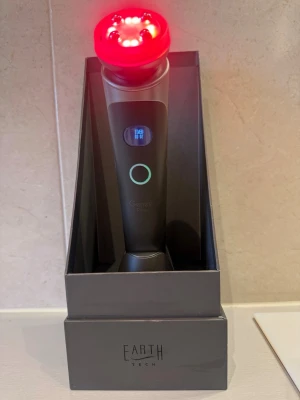 Genesis Prime Zero gravity rödljus+ radiofrekvens - Nu har du en unik möjlighet att köpa denna fantastiska radiofrekvens maskin som kombinerar RF med rött led ljus, infraröd och topical värme! Detta är en premium maskin som används på salong som ger fantastiska resultat. Skicka meddelande till mig så skickar jag bilde på behandlingsresultat! Maskinen är enkel att använda och passar både för dig som vill ta din hudvård till nästa nivå men även dig som har salong och vill erbjuda en grym behandling!  Maskinen är i väldigt bra skick, sparsamt använd