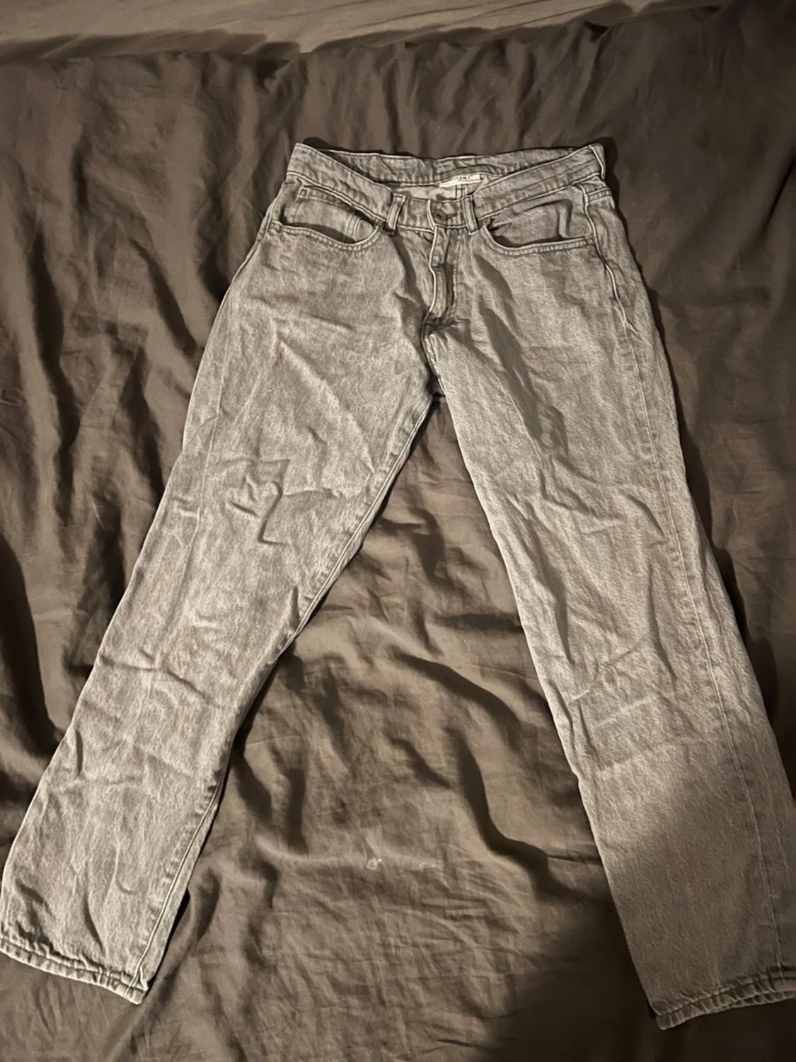 Grå raka jeans i klassisk modell