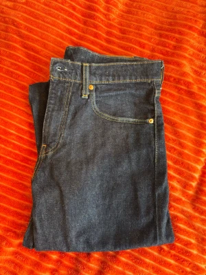 Levis jeans - Mörkblåa Levis jeans 502, storlek W31 & L34. Använda 4-5 gånger, i nyskick! 