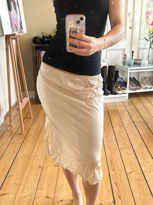 Beige satinkjol - Low-waisted rosé midikjol med spetskant 🩰 (Smått genomskinlig) 🎀 Passar storlek S-M 