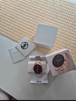 Michael Kors Access smartklocka roséguld - Snygg Michael Kors Access smartklocka i roséguld med rund urtavla och digital display. Klockan har rosa detaljer på urtavlan och ett stilrent armband i metall. Perfekt för dig som vill ha både stil och smarta funktioner på handleden.Från Zalando 