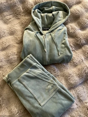 Ljusgrönt Juicy Couture set - Säljer ett ljusgrönt Juicy Couture set💚           Mycket fint skick                                                              Obs‼️ Säljes endast som helt set.                            Koftan- strl XS.                                                                 Byxorna- strl XXS