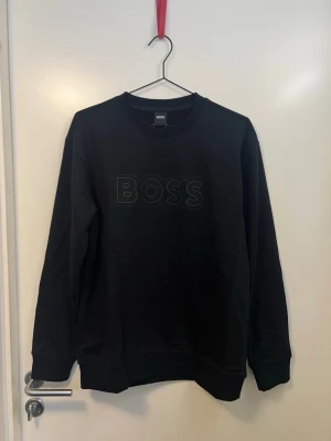 Hugo boss tjocktröja (oanvänd) - Oanvänd Hugo boss sweatshirt i strl L. Storleken är dock mindre och passar M