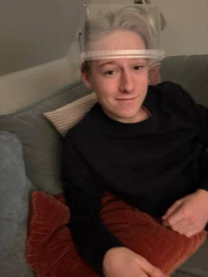 Pojkvän sökes!!!! - Säljer en unik och genomskinlig plastmössa som ger en futuristisk vibe. Mössan är helt transparent och har en enkel, rund form som sitter tätt mot huvudet. Perfekt för dig som vill sticka ut och testa något annorlunda.