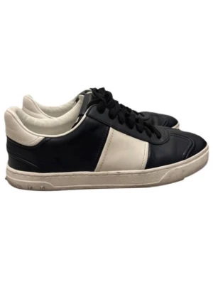 Valentino Flycrew mörkblå 41 - Snygga sneakers från Valentino Garavani i modellen Flycrew. Skorna tillverkas inte längre och är därför väldigt eftertraktade i bra skick. Dessa är i läder och i färgen mörkblå. Inget medföljer vid köpet av skorna. Hör av er vid frågor och funderingar!