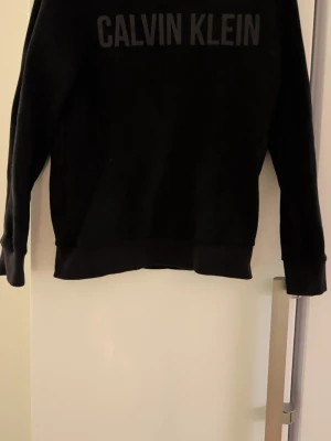 Svart sweatshirt från Calvin klein. - Mycket fint skick!