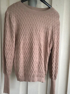 Stickad tröja Only Ny  - Helt ny stickad tröja från only.  Strl xs.   Helt ny från butik, men jag märkte inte förrän jag precis tog av lappen att jag köpt fel storlek.   Jättemjukt och skönt material med stor andel viskos.  Onlfaye life pullover. Färg: mink  Ballongärmar.  Våffelstickad.