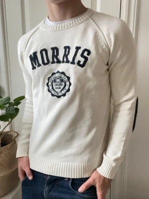 Morris tröja stickad  - Morris tröja stickad i storlek M som passar bra på modellen som är 180 cm 75 kg. Kom med frågor! 🙏 inga defekter 