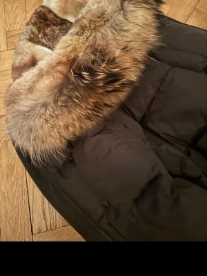 Parajumper Long Bear med päls - Mörkgrön lång kappa från Parajumper med avtagbar huva och äkta pälsdetalj.  Som ny!  Storlek Dam S