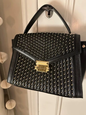 Michael kors väska - Supersnygg michael kors väska som är svår att få tag i! Köpt 2010 och i mycket gott skick, knappt använd.