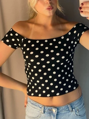 Svart prickig topp - Super söt topp! Perfekt nu till våren😍