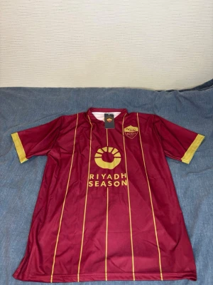 Vinröd AS Roma matchtröja - Snygg Roma tröja me dybala p baksidan köpt i rom italien och är vid helt nytt skick