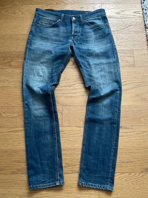 Dondup jeans George  - Tjena! Säljer nu dessa Dondup jeans George. Storlek 32. Skick 9/10. Nypris på dessa är ca 3000 och mitt pris 899, (pris kan diskuteras vid snabb affär). Hör gärna av er vid minsta fundering/fråga. MVH JL Sellout 