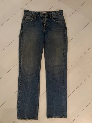 Zara jeans - Säljer nu dessa Zara jeans pga att dom blivit försmå,, modellen är straight! Dom är i bra skick men lite lite slitna annars fina överallt 🫶🏼 