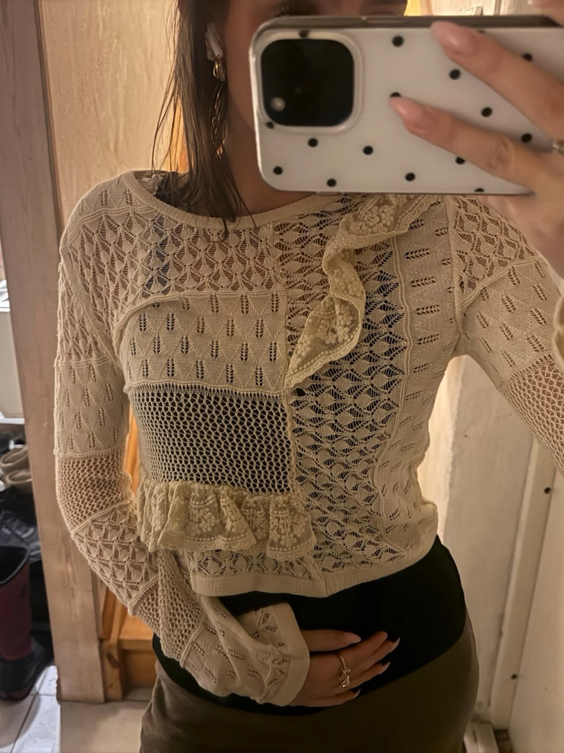 Beige stickad tröja med volanger