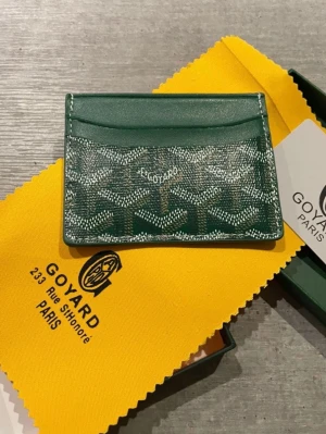 Grön kortfodral från  - Snyggt grönt kortfodral  med det klassiska mönstret i vitt och mörkgrönt. Tillverkat i exklusivt läder och canvas, perfekt för kort och sedlar. Slimmad och stilren design med flera fack. Levereras med originalpåse och box.