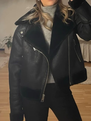 Svart biker skinnjacka med fuskpäls - Asball skinn- och pälsjacka från Stay! ⚡️Aldrig använd. Storlek XS men passar även S <3