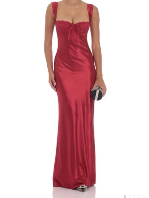 Balklänning  - Snygg röd klänning i satinmaterial. Perfekt till dig som ska på bal till sommaren eller något annat evenemang! 